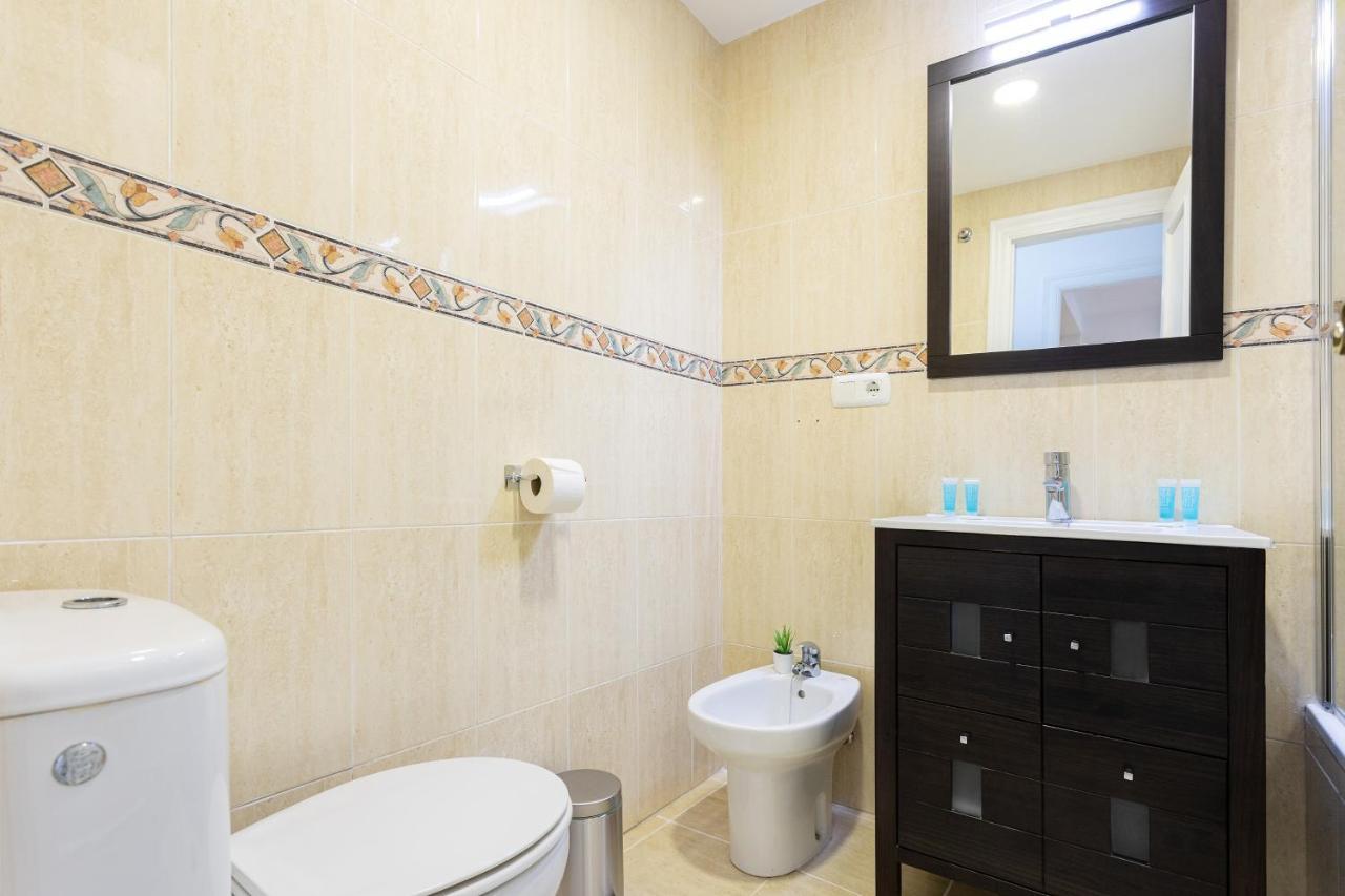 Holidays2Malaga Capuchinos French Balconies, Private Parking, Wifi & Air Con Exterior photo